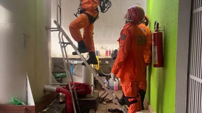 Trabalhador é resgatado pelo Corpo de Bombeiros após desmaiar em caixa d’água no Tocantis
