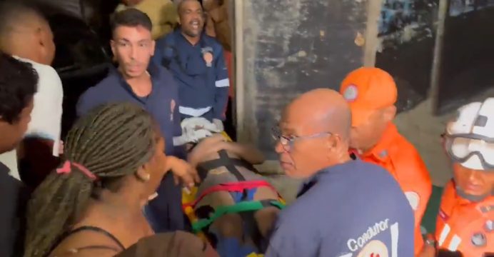 Ajudante de pedreiro fica soterrado após deslizamento de terra em Mirantes de Periperi