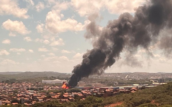 Incêndio atinge estabelecimento comercial e provoca explosões em Aracaju