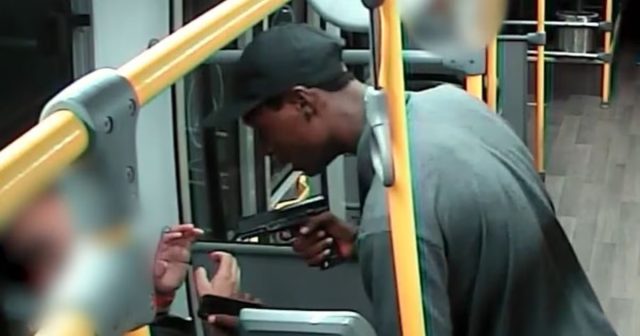 Vítima é agredida com coronhada durante assalto dentro do BRT no RJ