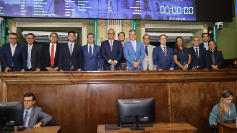 Carlos Muniz é eleito presidente da Câmara para biênio 2025-2026