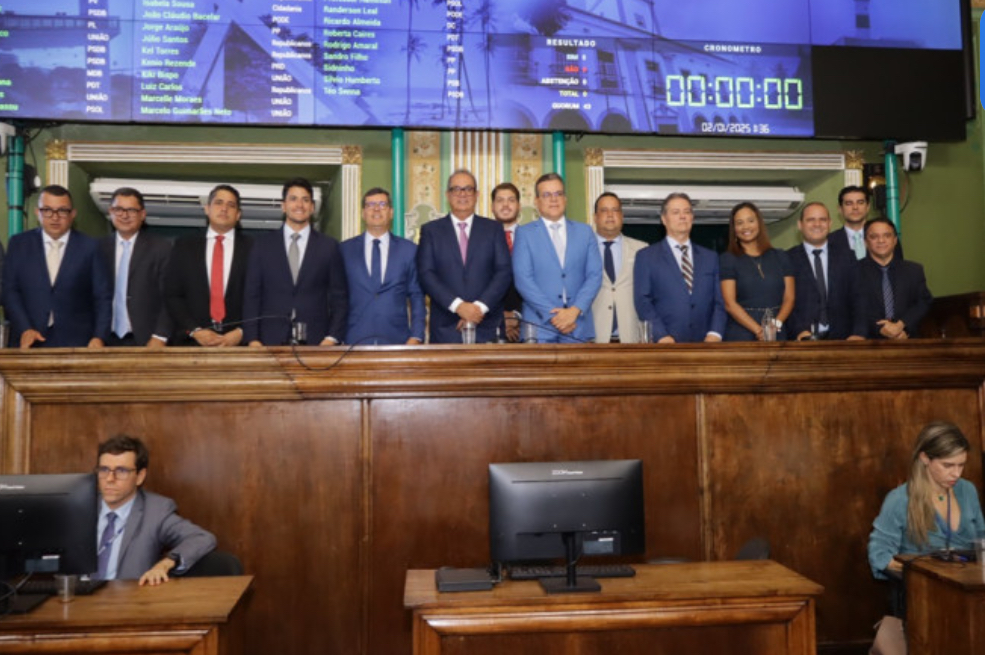 Carlos Muniz é eleito presidente da Câmara para biênio 2025-2026