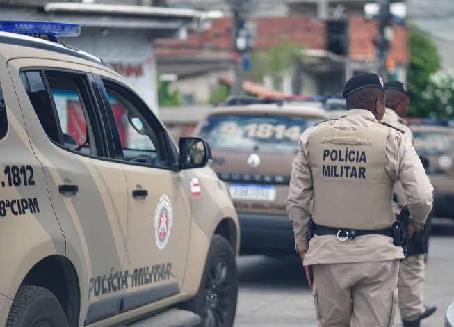 Traficantes com fuzis atacam a polícia