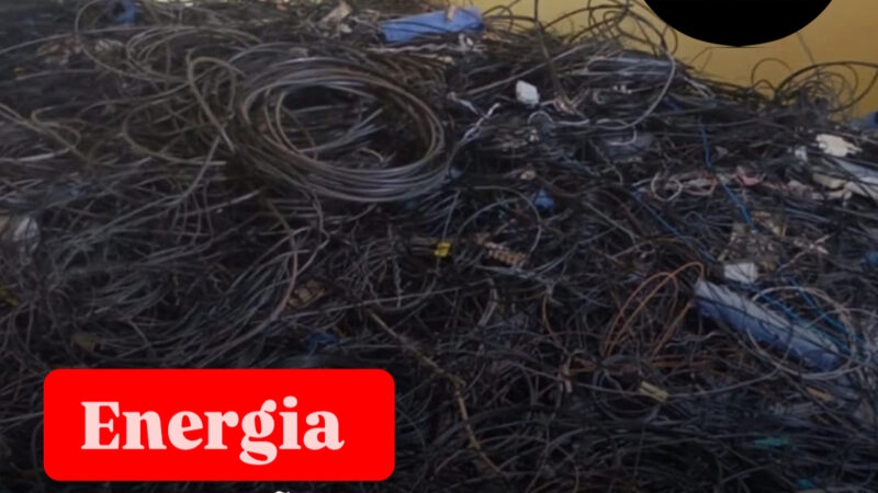 Cerca de 1,8 tonelada de cabos irregulares foram tirados dos postes do bairro da Federação