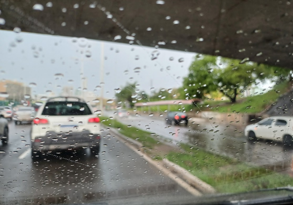 Chuva deixa trânsito lento nas principais vias da capital na manhã desta quinta; veja previsão