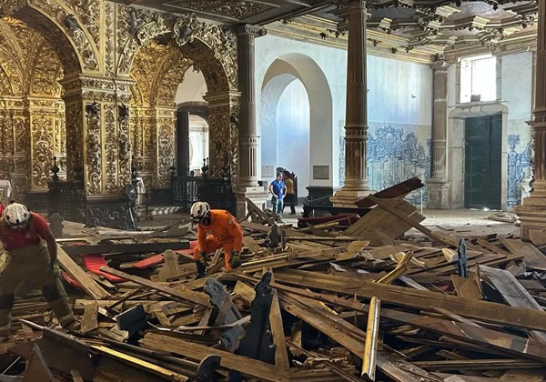 Teto de igreja desaba em Salvador e deixa uma pessoa morta