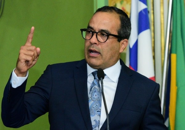 Prefeito critica morosidade na construção do VLT, mas torce por final feliz